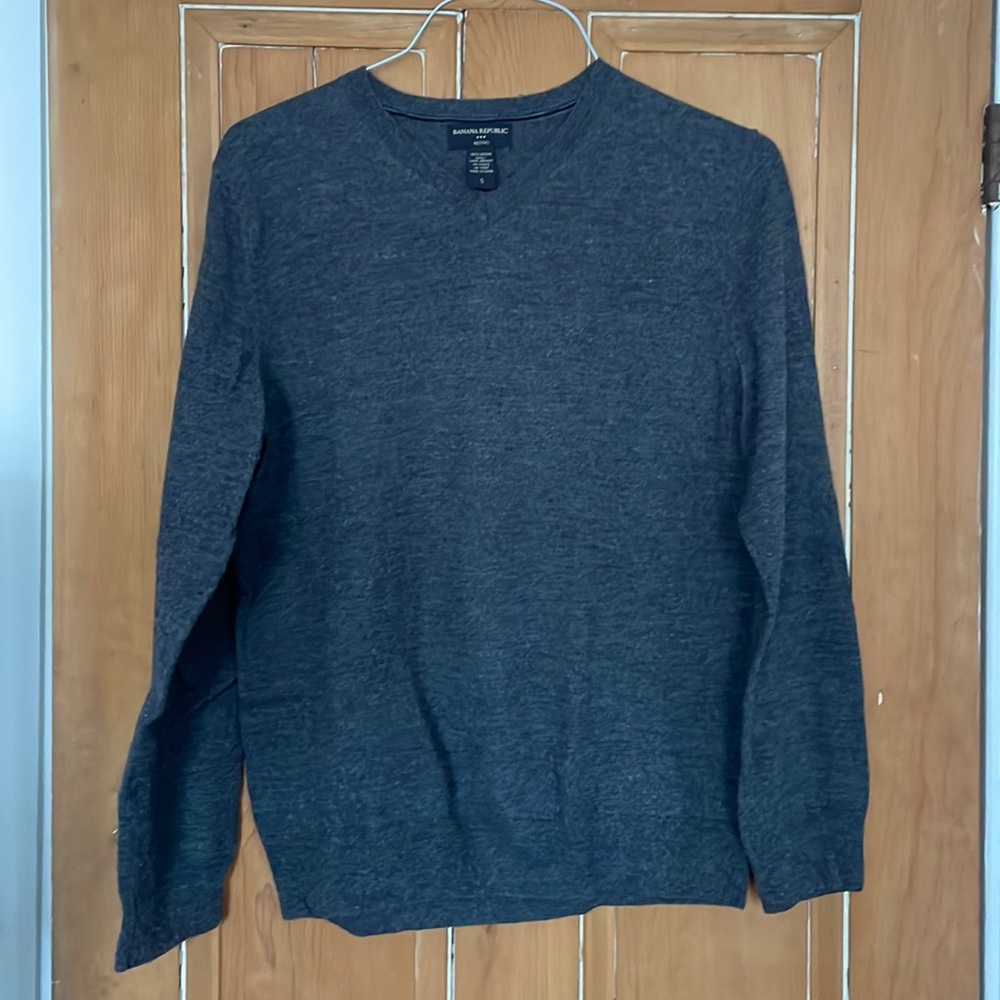 Banana Republic S dark gray Marino wool v neck sweater